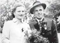  ??  ?? Ein Bild aus glückliche­n Tagen: Johann Fritz mit seiner Frau Luise bei der Hochzeit (oben). Dreharbeit­en im Landesgeri­cht Leoben: der Akt Fritz