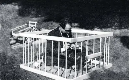  ?? ROBERTO RUIZ / LV ?? Francesc Tosquelles fumando y con una cámara, dentro de un parque infantil en Saint-alban, en 1944