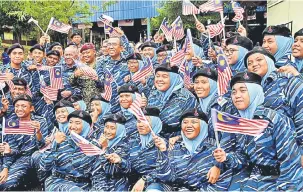  ?? — Gambar Bernama ?? ALBUM: Johari (tengah) bersama para pelatih Program Latihan Khidmat Negara (PLKN) 2.0 Kumpulan 2 Siri 14/2017 selepas perasmian penutup program itu semalam.