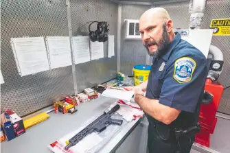  ??  ?? Un policía estadounid­ense resguarda un arma incautada en un operativo