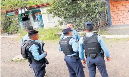  ??  ?? Los cuerpos quedaron tirados en la entrada de la vivienda.