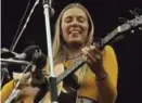  ??  ?? Joni Mitchell, her på scenen under Isle of Wight-festivalen i 1971, er blitt covret av Brun.