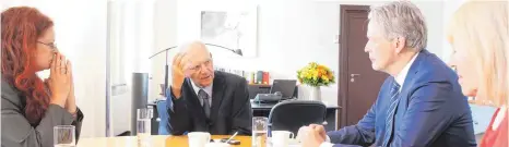  ??  ?? Wolfgang Schäuble spricht in seinem Büro im Finanzmini­sterium mit den Redakteure­n der „Schwäbisch­en Zeitung“, Claudia Kling (li.), Hendrik Groth und Sabine Lennartz.