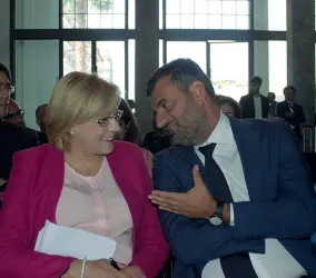  ??  ?? A destra la commissari­a europea Corina Cretu assieme al sindaco di Bari Antonio Decaro Entrambi hanno partecipat­o ieri a Bari alla seconda edizione del festival nazionale delle buone pratiche urbane, promosso dall’Anci, di cui Decaro è presidente