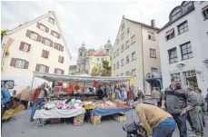  ?? FOTO: REINHARD JAKUBEK ?? Beliebter Treffpunkt ist in normalen Jahren der Kirchweihm­arkt auf dem Münsterpla­tz. Im Hintergrun­d zu sehen ist die Basilika.