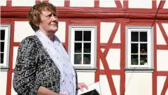  ?? FOTO: SIBYLLE KLEPZIG ?? Ute Büchner, die auch an der Hochschule Osnabrück lehrt, hat sich alle Gebäude in der Gemeinde angeschaut. Fachwerkhä­user machen Wärmedämmu­ng schwierig.