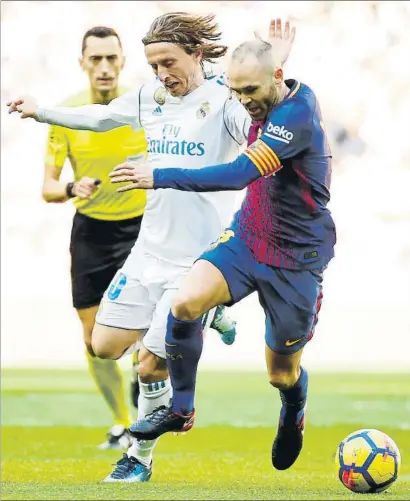  ?? FOTO: J. A. Gª SIRVENT ?? El último Clásico del gran capitán Andrés Iniesta, en la imagen con Luka Modric, jugará por 38ª vez ante el Real Madrid