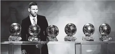  ??  ?? Messi exhibe los seis balones de oro que ha ganado en toda su carrera, superando los cinco de Cristiano.