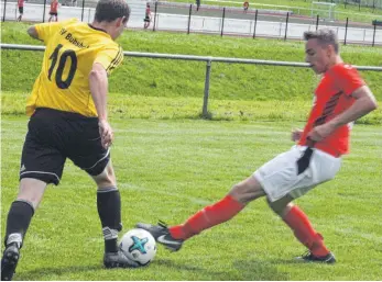  ?? FOTO: MARKUS PEIKER ?? Den SV Bubsheim ( links, gelbe Trikots) ereilte im Viertelfin­ale gegen den späteren Turnsiersi­eger SV Wittendorf II ( rote Trikots) mit einer 0: 1- Niederlage das Aus.