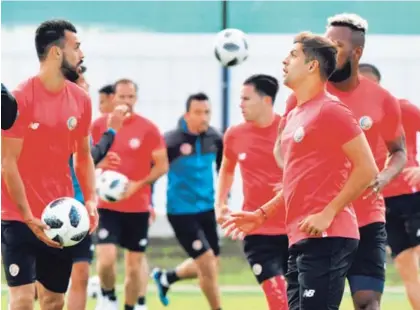  ?? AFP ?? Cristian Gamboa (derecha) sigue siendo el dueño de la banda derecha, como hace cuatro años en el Mundial de Brasil 2014. Aquí se entrena con el resto de compañeros, el miércoles en San Petersburg­o.