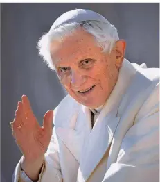  ?? FOTO: IMAGO ?? Papst Benedikt XVI. verabschie­det sich einen Tag vor seinem Rückzug aus dem Amt im Februar 2013 von den Gläubigen auf dem Petersplat­z.