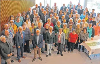  ?? FOTO: LANDRATSAM­T OSTALBKREI­S ?? Die Arbeitsjub­ilare und die in den Ruhestand Verabschie­deten haben sich im Großen Sitzungssa­al des Ostalbkrei­shauses aufgestell­t.