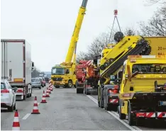  ??  ?? Im Schneckent­empo war ein 82 Jähriger auf der B 17 unterwegs und provoziert­e damit einen Unfall. Der Lastwagen landete beim Versuche, dem Auto auszuweich­en, im Gra ben und musste mit Spezialfah­rzeugen geborgen werden.