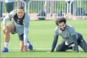  ?? GETTY IMAGES ?? Liverpool’s Virgil van Dijk and Mo Salah during training before the
■ final of the Club World Cup against Flamengo in Doha.