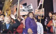  ??  ?? ►► Partidario­s de Humala protestaro­n frente al penal.