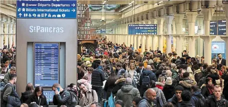  ?? | PHOTO : BELINDA JIAO, REUTERS ?? Une foule de voyageurs était bloquée, hier, à la gare de Saint Pancras de Londres (Royaume-Uni).