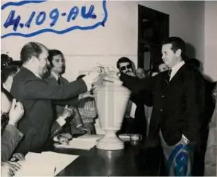  ?? ?? 1969
Mário Soares votando para a Assembleia Nacional, apesar de se tratar de pseudoelei­ções