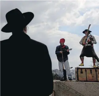  ?? SEBASTIAN SCHEINER/AP FILES ?? Street performers play music near David’s Tower in Jerusalem’s Old City. Despite the clash of the high-tech and Old City cultures, Israel has transforme­d into a Startup Nation. The castle will soon house a startup accelerato­r specializi­ng in virtual...