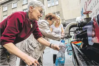  ?? Foto: Petr Topič, MAFRA ?? Otrávení lidé Po problémech se závadnou vodou v Dejvicích v roce 2015 chtěl magistrát vypovědět PVK nájemní smlouvu. Kvůli nevýhodnos­ti kroku se ale Praha rozhodla společnost odkoupit.