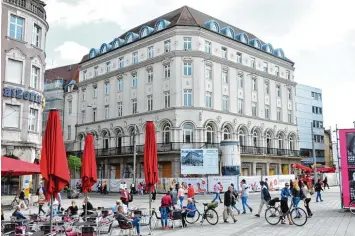  ?? Foto: Bernd Hohlen ?? Im ehemaligen Gebäude von K&L Ruppert am Augsburger Königsplat­z werden unter anderem Starbucks und Cos einziehen. Der Trend zu Filialiste­n geht weiter.