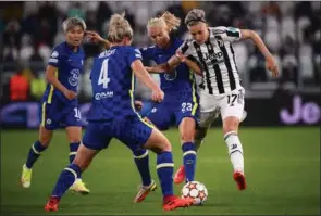  ?? FOTO: MARCO BERTORELLO/RITZAU SCANPIX ?? Pernille Harder i infight med Juventus’ svenske angriber, Lina Hurtig.