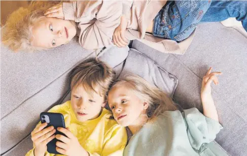  ?? Foto: Pexels ?? Permitir que tus hijos usen un dispositiv­o móvil conlleva una gran responsabi­lidad.