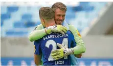  ?? FOTO: ANDREAS SCHLICHTER ?? FCS-Torwart Daniel Batz umarmt Stürmer Sebastian Jacob. Batz lobt den Teamgeist der Mannschaft und dirigiert die Abwehr lautstark, Jacob freut sich über die Emotionen der letzten späten Siege.