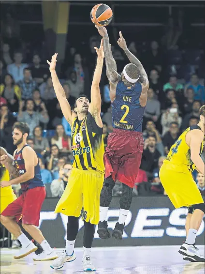  ?? FOTO: PERE PUNTÍ ?? Tyrese Rice, base del Barça, lanzando el último y decisivo tiro a escasos segundos del final que no convirtió en canasta