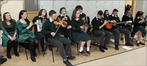  ??  ?? Members of the traditiona­l music group performing at the open evening at FCJ Bunclody.