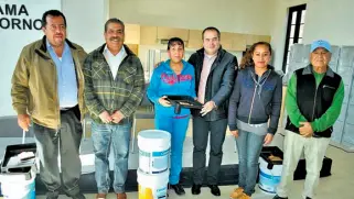  ??  ?? EL MUNÍCIPE Samuel Amezola Ceballos, encabezó la entrega de pintura, sellador y utensilios a beneficiar­ios del Programa “Pinta tu Entorno”.