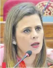  ??  ?? Kattya González (PEN) les recordó a los zacariista­s las denuncias y los procesos contra el “clan” en Ciudad del Este.