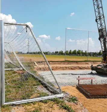  ?? Foto: Robert Götz ?? Neben dem Trainingsp­latz an der Arena entstehen eine moderne Sprintstre­cke und ein sogenannte­r „Power Hill“mit integriert­en Treppen, den die Fußballpro­fis später für Konditions­einheiten nutzen werden.