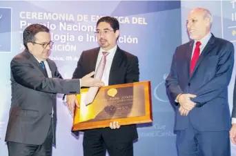  ??  ?? Ildefonso Guajardo, secretario de Economía, asistió en representa­ción del presidente Enrique Peña Nieto a la entrega del premio Nacional de Tecnología e Innovación.