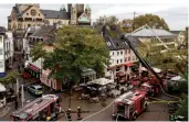  ?? ?? Die Feuerwehr löschte mit großem Materialei­nsatz.