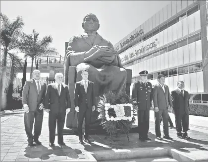  ??  ?? El gobernador de Oaxaca, Alejandro Murat Hinojosa, acompañado de miembros de su gabinete, presidió la ceremonia del 145 aniversari­o luctuoso del Benemérito de las Américas, Benito Juárez García, en la plaza central del municipio de San Pablo Guelatao ■...