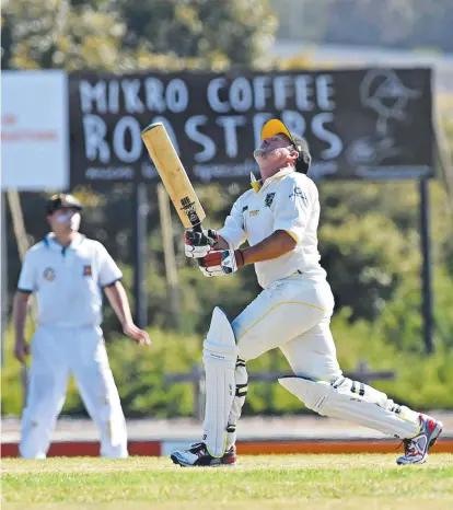  ?? Picture: ALAN BARBER ?? UP FOR NOW: Torquay’s Dave Hando survives this sky ball as the Tigers go down to Marshall.