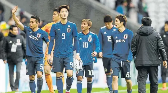  ?? FOTO: GETTY IMAGES ?? IInui, con el número 10, abandona el terreno de juego tras caer derrotada Japón ante Brasil en el primer amistoso de este parón