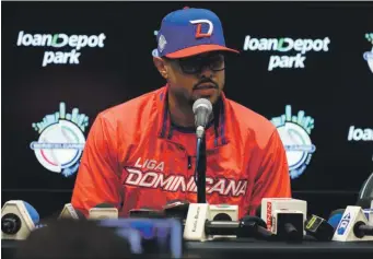  ?? ?? Gilbert Gómez, capataz de los Tigres del Licey de la República Dominicana, en una rueda de prensa en el LoanDepot Park, estadio de los Marlins de Miami.