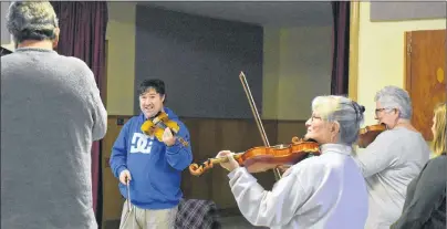  ?? ELIZABETH PATTERSON/CAPE BRETON POST ?? Fiddler Dwayne Cote is all smiles as he instructs a class of beginning fiddle students at the Brooks Haven Seniors Recreation Centre in Prime Brook this week, a part of Celtic Colours Internatio­nal Festival.