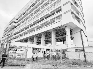  ?? PHOTO BY CHRISTOPHE­R THOMAS ?? A section of the Cornwall Regional Hospital building in Mt Salem, St James.