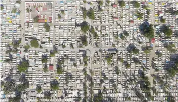  ??  ?? “Muerto”. Literalmen­te “ni un alma más” cabe en el Panteón Santiago, el más antiguo de la ciudad y en donde solo se realizan inhumacion­es en las tumbas ya existentes.