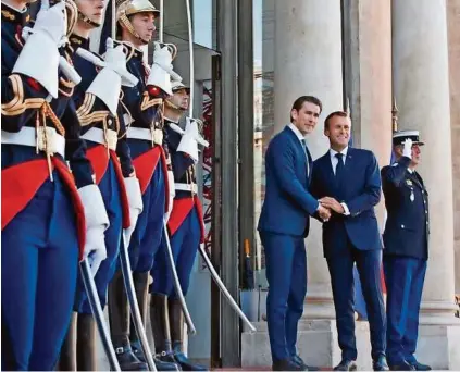  ??  ?? Herzlicher Empfang in Paris: Bundeskanz­ler Sebastian Kurz und Präsident Emmanuel Macron