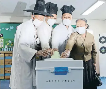  ?? YONHAP / EFE ?? El éxito de Corea Un maestro de aldea y su familia votan el 15 de abril en Nonsan