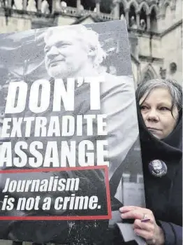  ?? Kin Cheung / AP ?? Una mujer se manifiesta en favor de Julian Assange ante el Tribunal de Londres el pasado mes de febrero.