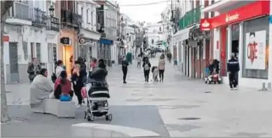  ?? M. G. ?? Estado que presentaba ayer por la tarde la principal calle peatonal de Constantin­a, en la Sierra Norte.