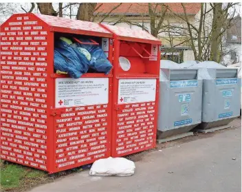  ?? FOTO: HEIKO LEHMANN ?? So sauber sieht es am Container-Stellplatz am Auersmache­r Friedhof nur zum Wochenbegi­nn aus. Ansonsten werden dort so ziemlich alle Arten von Müll illegal abgelagert und sorgen für ein hässliches Bild.