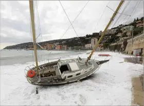  ?? (Photo É. O.) ?? Des bateaux de la rade se sont retrouvés échoués sur la plage des Marinières à Villefranc­he-sur-Mer.