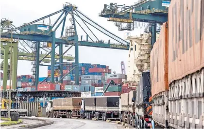  ?? BLOOMBERG ?? Al mundo. El puerto de Santos, en Brasil. La suba del dólar mejora las perspectiv­as de exportació­n.