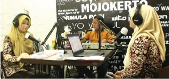  ?? JAWA POS RADAR MOJOKERTO ?? MENGUDARA: Guru memberikan materi pembelajar­an luring jenjang SMP melalui siaran radio kemarin.