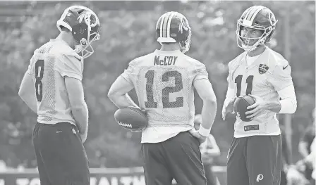  ?? GEOFF BURKE/USA TODAY SPORTS ?? Alex Smith (11) talks with fellow Redskins quarterbac­ks Colt McCoy and Kevin Hogan.